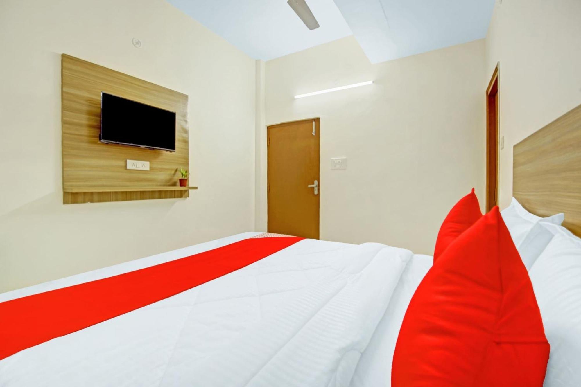 Oyo Flagship 80772 Hotel The Grand Rdc Ghaziabad Esterno foto