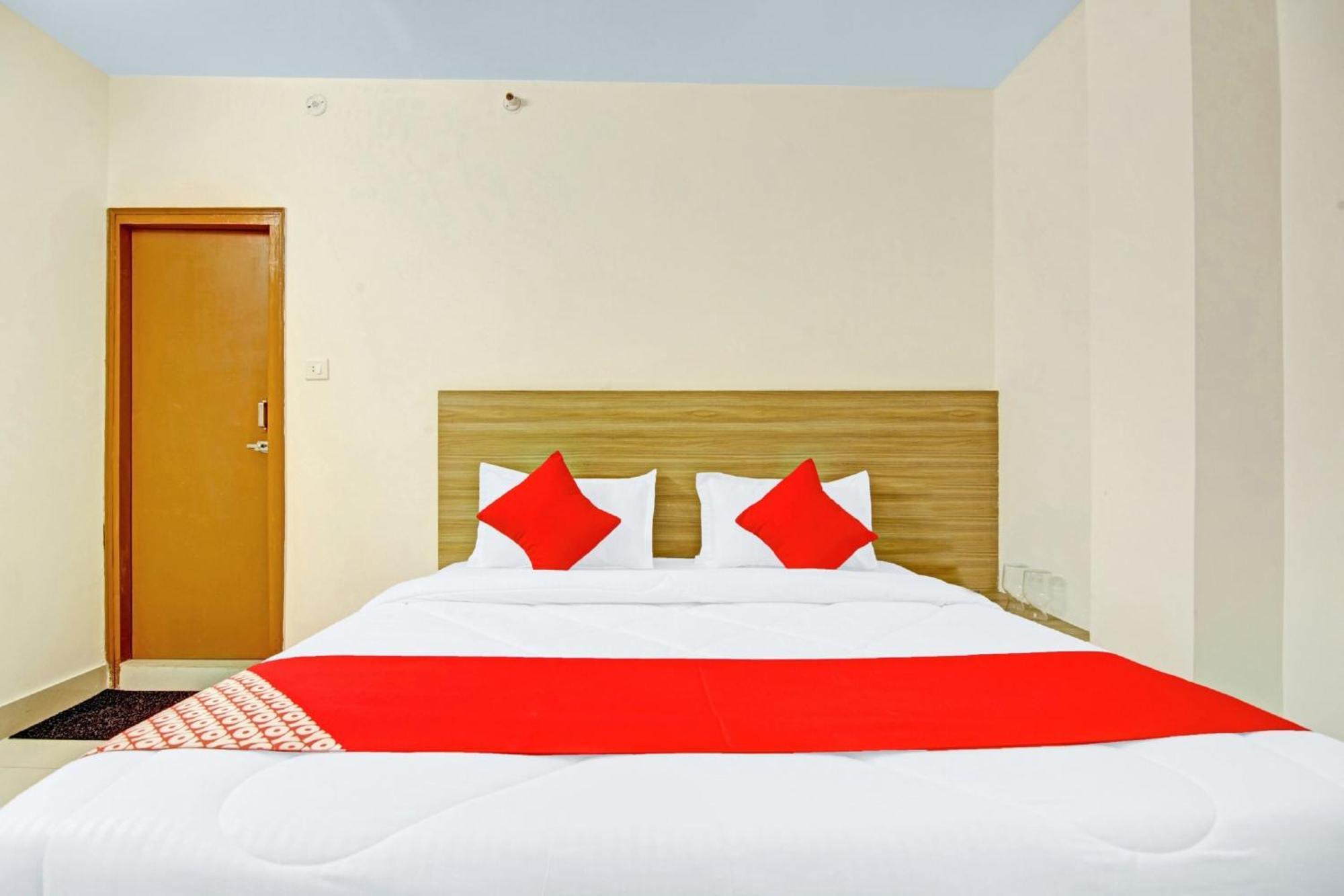Oyo Flagship 80772 Hotel The Grand Rdc Ghaziabad Esterno foto