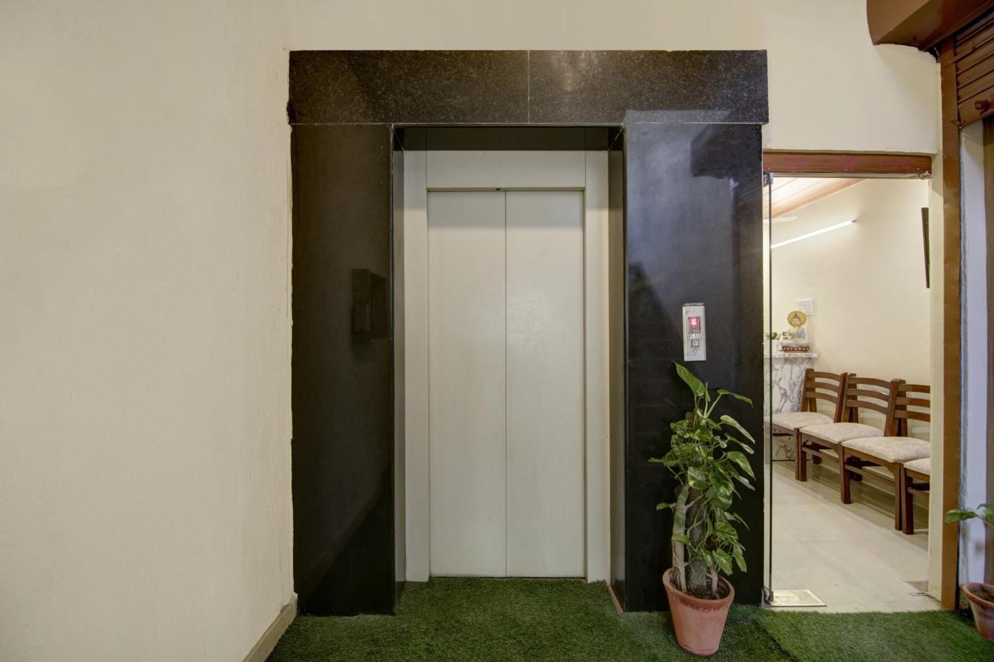 Oyo Flagship 80772 Hotel The Grand Rdc Ghaziabad Esterno foto