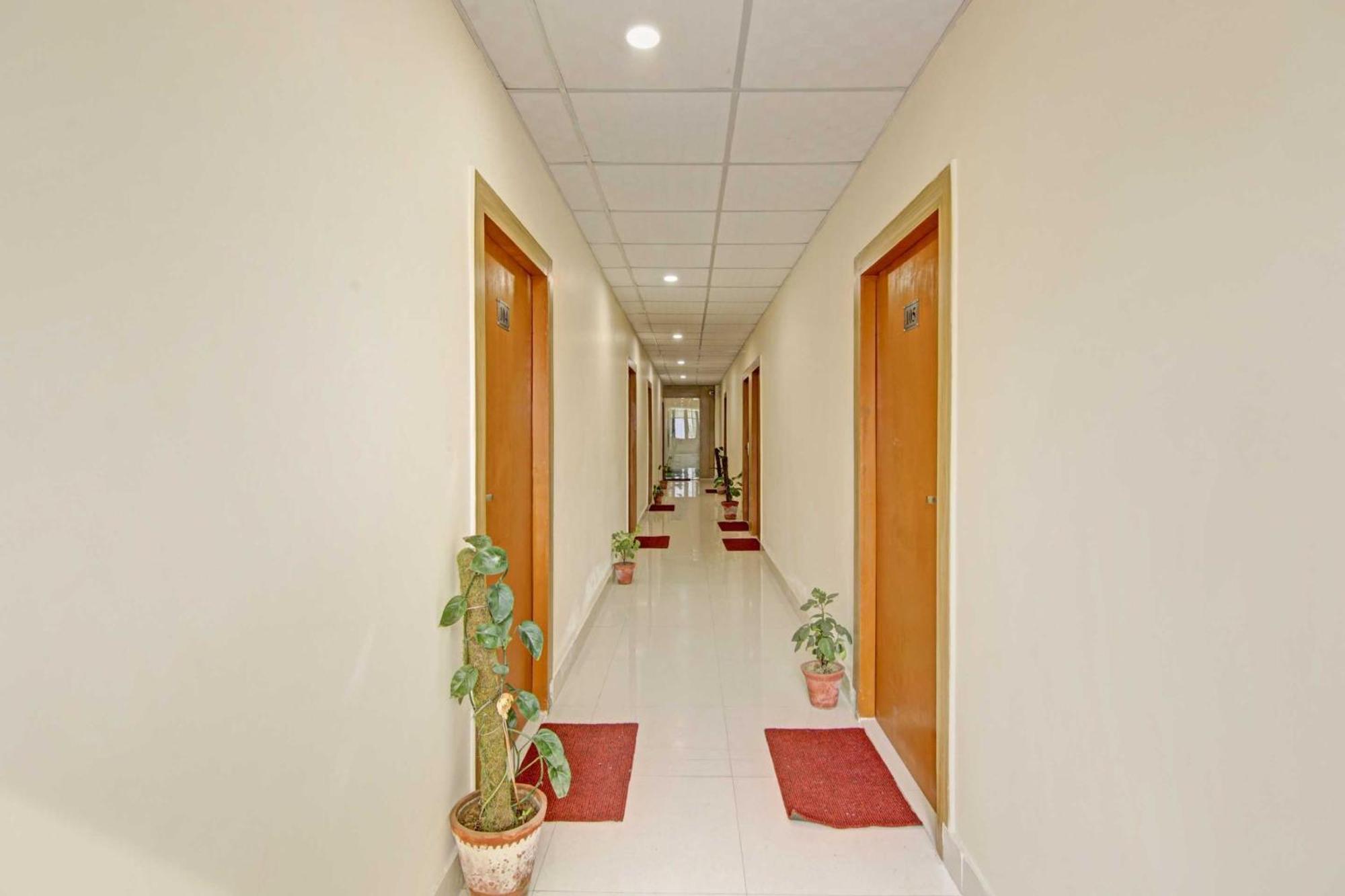 Oyo Flagship 80772 Hotel The Grand Rdc Ghaziabad Esterno foto